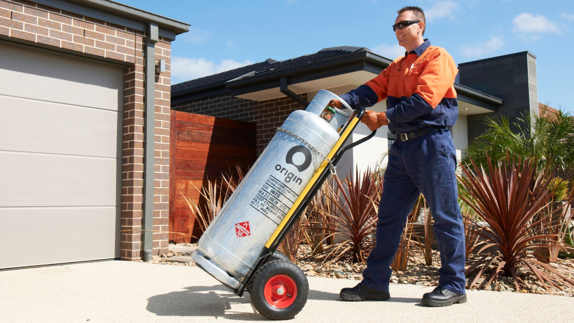 man-delivering-45kg-gas-bottle