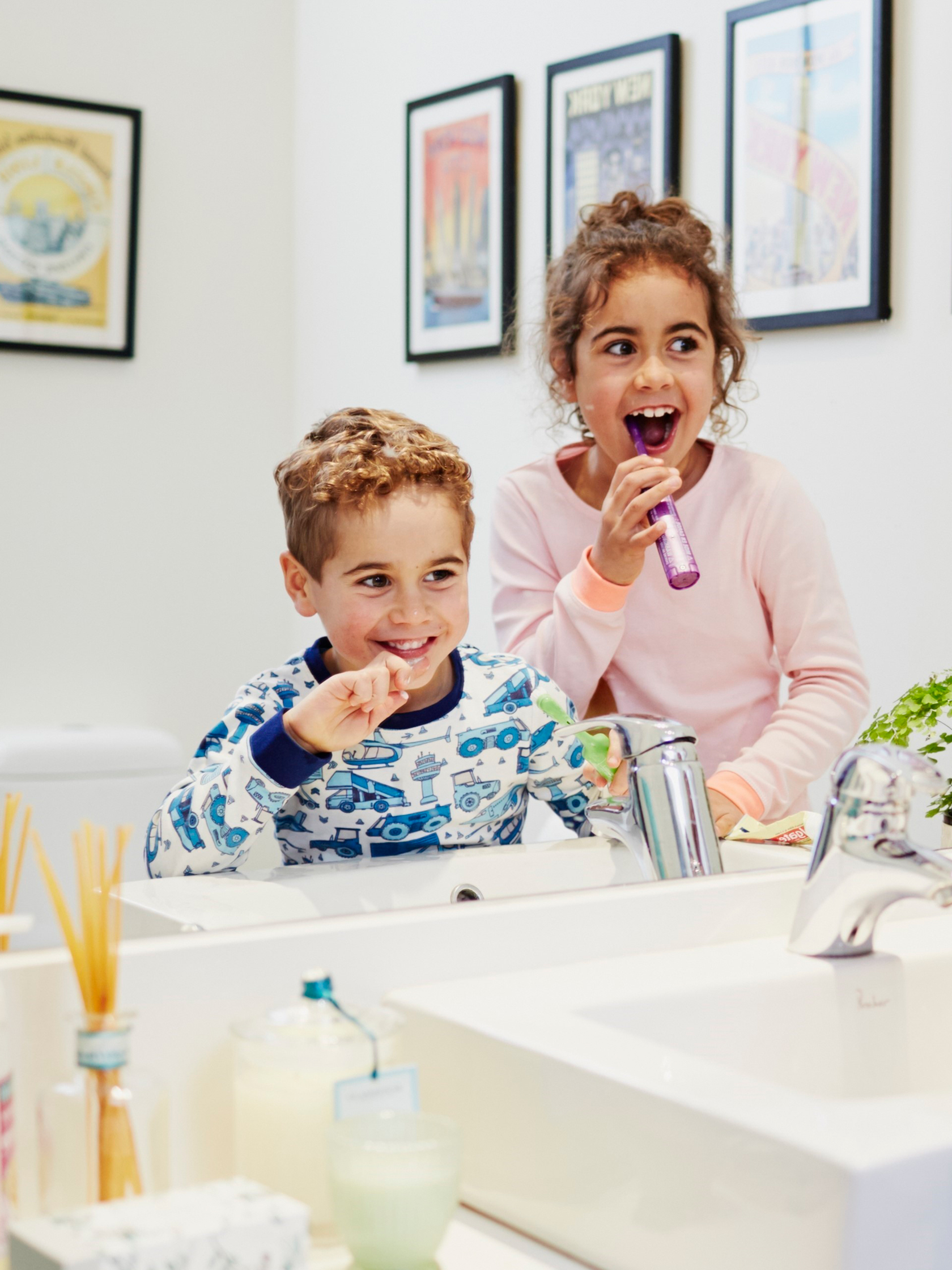 children brushing teeth